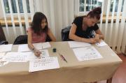 Zdjęcie kolorowe, warsztaty z kaligrafii dla czytelników Biblioteki