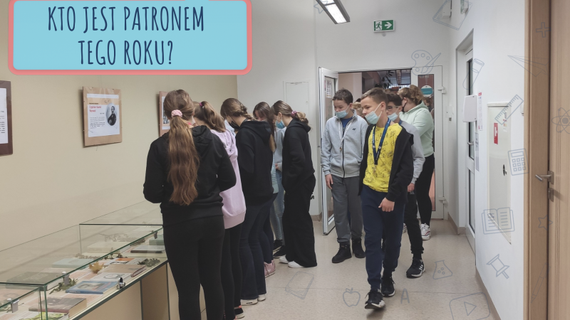 Kadr z prezentacji dotyczącej wycieczki siódmoklasistów do Biblioteki, zdjęcie klasy i napis kto jest patronem tego roku