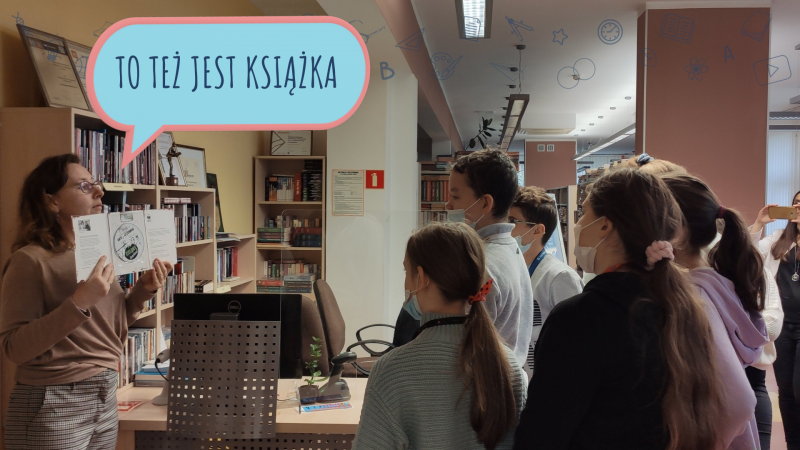 Kadr z prezentacji dotyczącej wycieczki siódmoklasistów do Biblioteki, zdjęcie klasy i napis to też jest książka (o audiobookach)