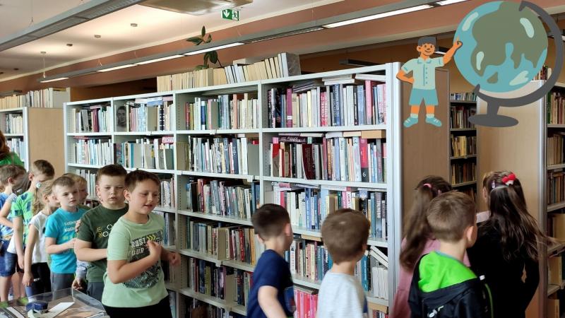 Zdjęcie kolorowe, dzieci na wycieczce w Bibliotece