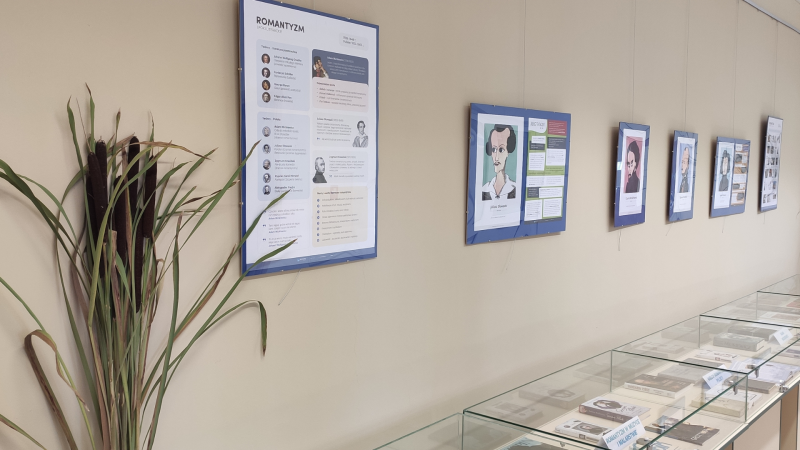Zdjęcie kolorowe, fragment wystawy w Bibliotece Rok romantyzmu 2022