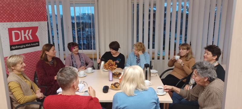 Zdjęcie kolorowe, uczestniczki podczas spotkania Dyskusyjnego Klubu Ksiażki w Bibliotece w listopadzie